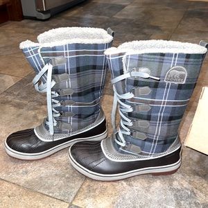 Sorel snow boots, size 7.5, the boot comes to mid to upper calf.